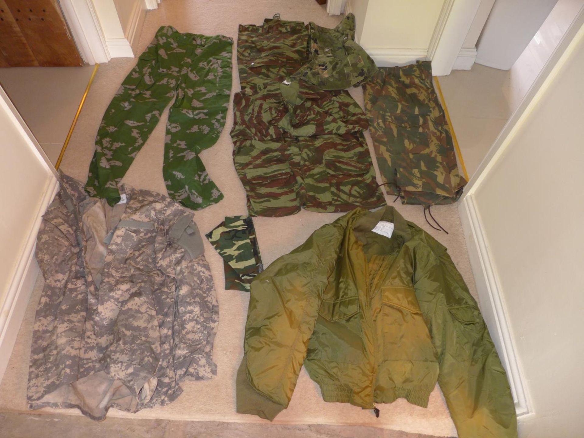 A LARGE COLLECTION OF MILITARY/SHOOTING/FISHING CLOTHING TO INCLUDE A MILITARY HELICOPTER JACKET,