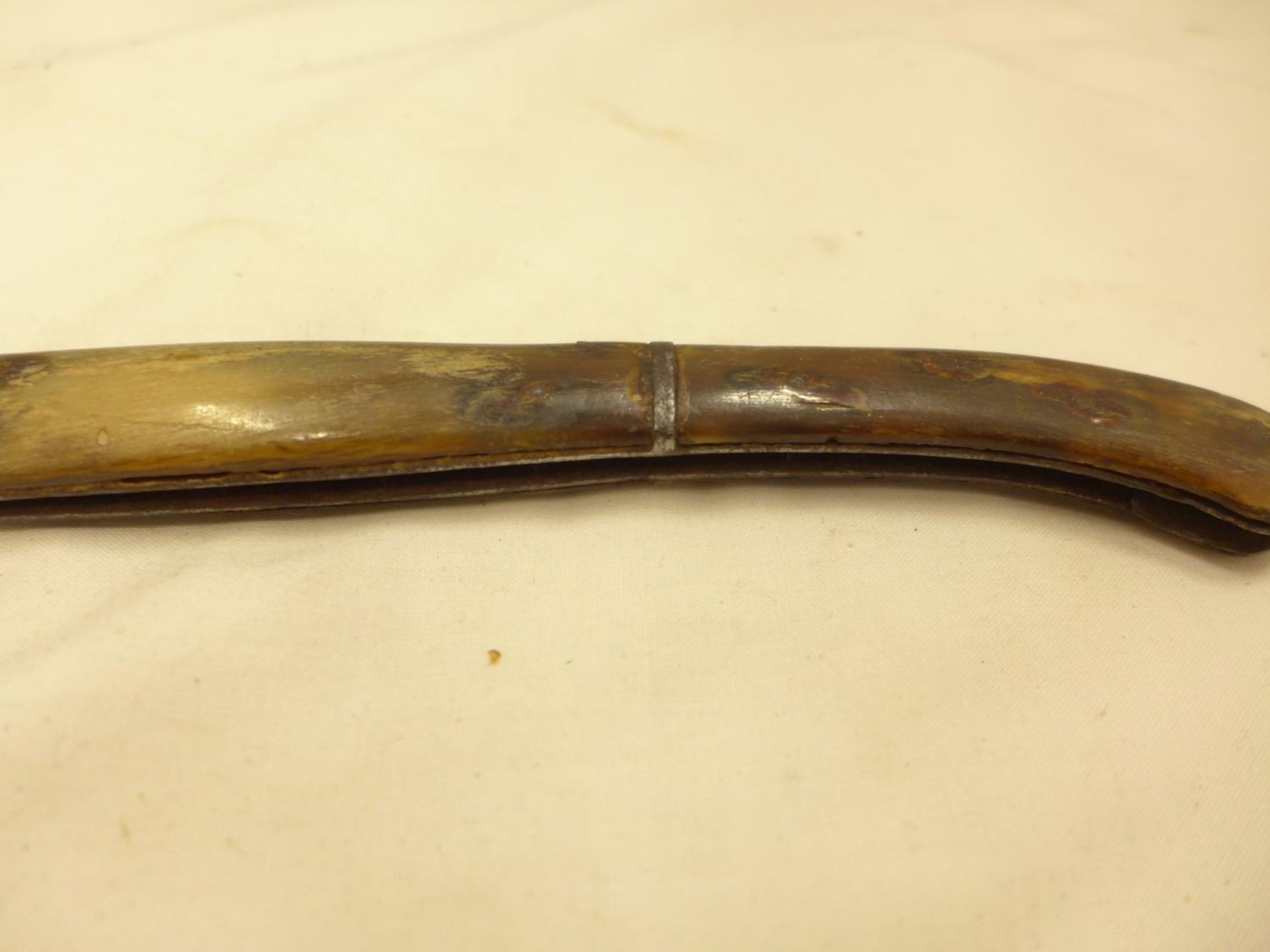 A VINTAGE FOLDING KNIFE WITH HORN GRIP, 14CM BLADE - Image 10 of 11