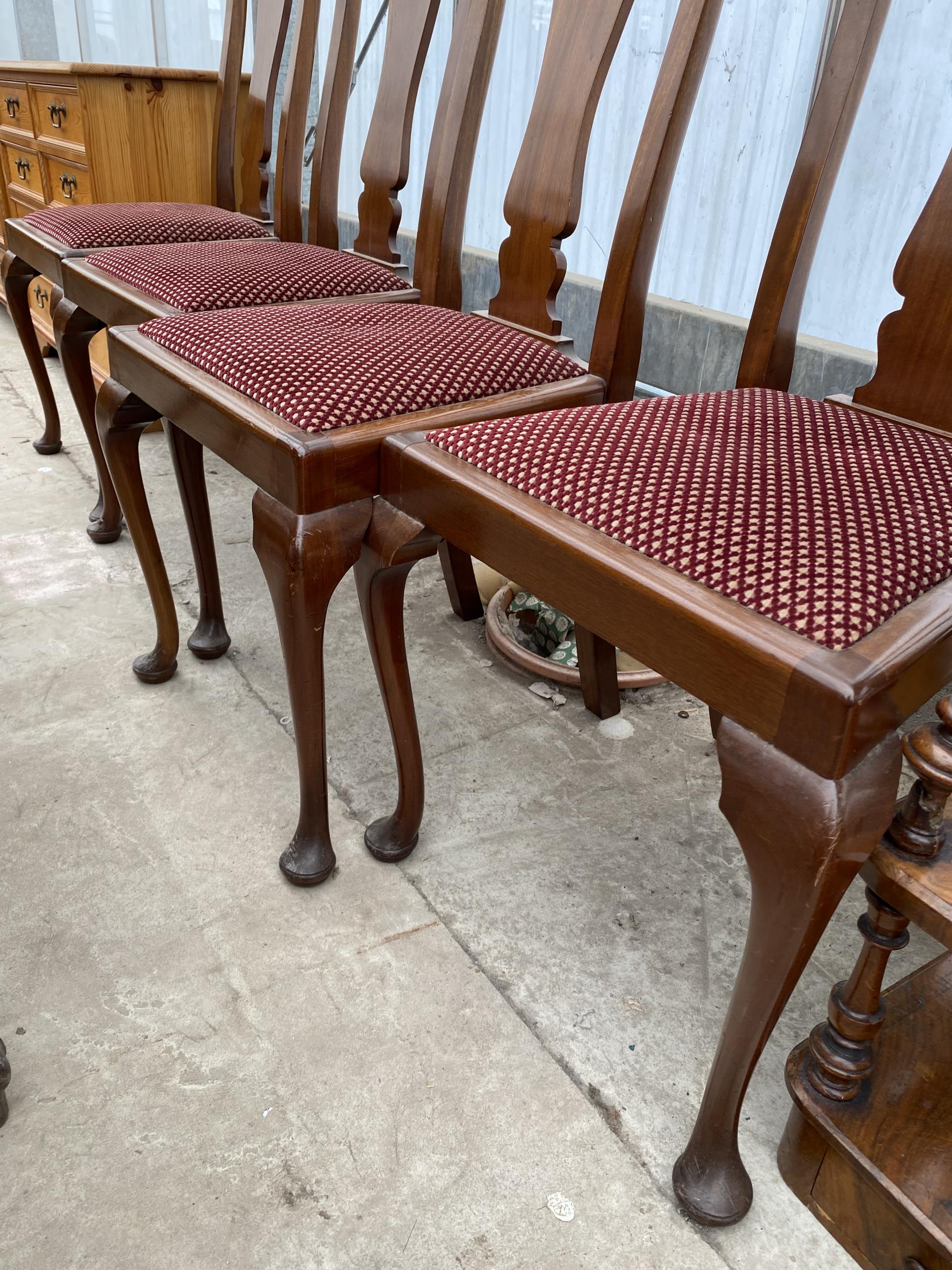 A SET OF FOUR MAHOGANY QUEEN ANNE STYLE DINING CHAIRS - Image 4 of 4