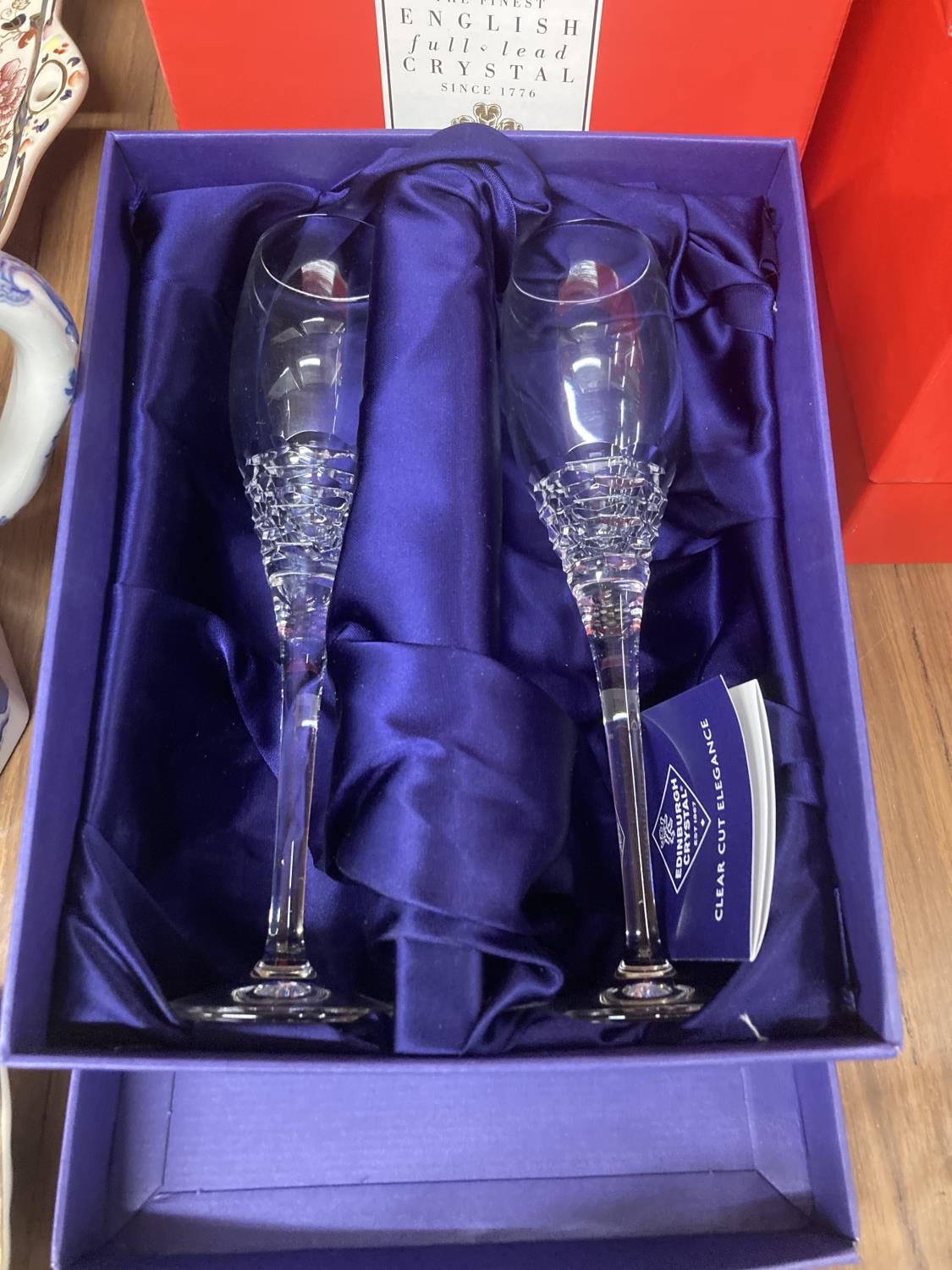 A QUANTITY OF BOXED GLASSWARE TO INCLUDE ROYAL BRIERLEY TUMBLERS, WINE GLASSES, DECANTER, ETC - Bild 2 aus 4