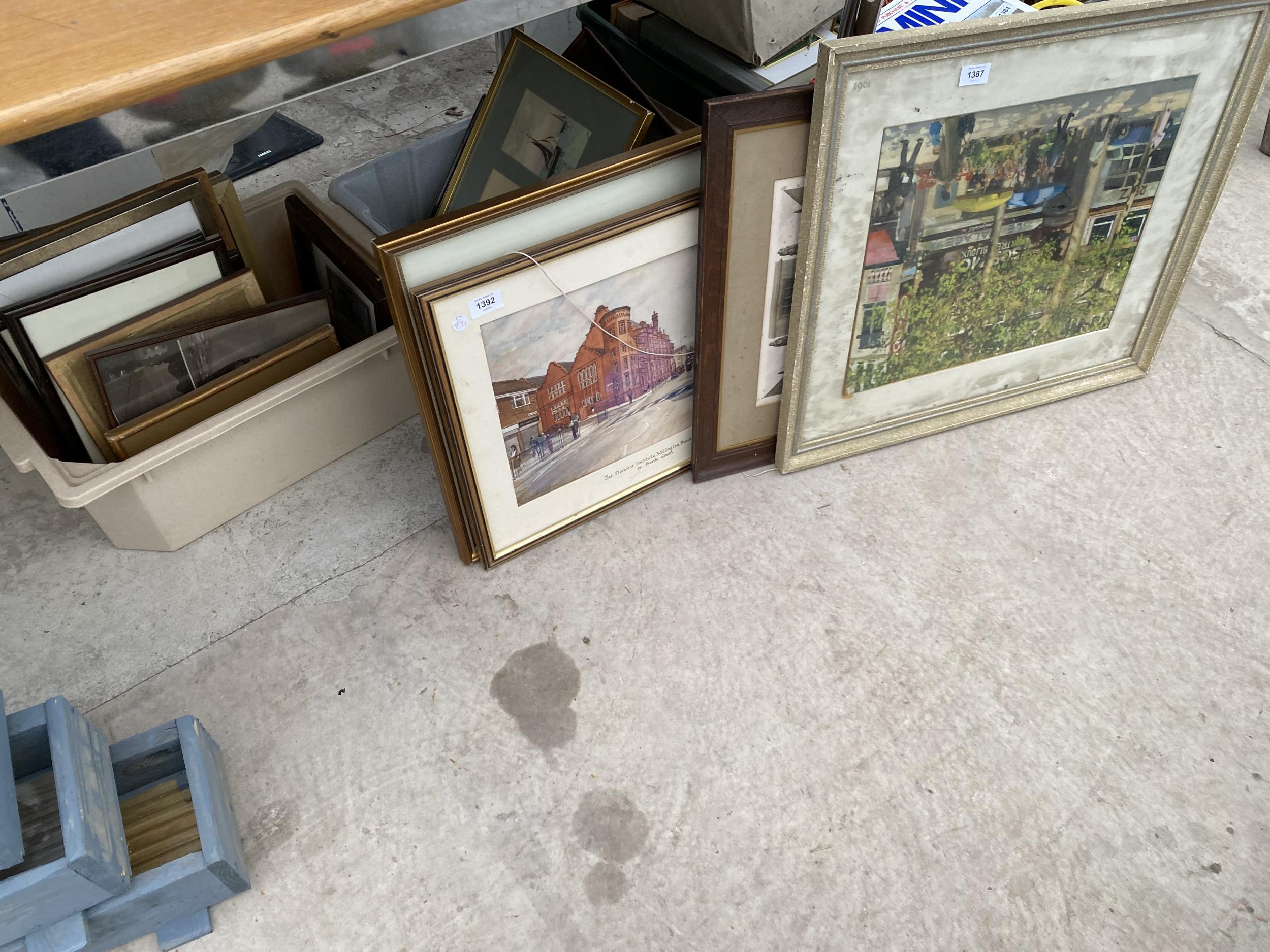 AN ASSORTMENT OF FRAMED PRINTS AND PICTURES