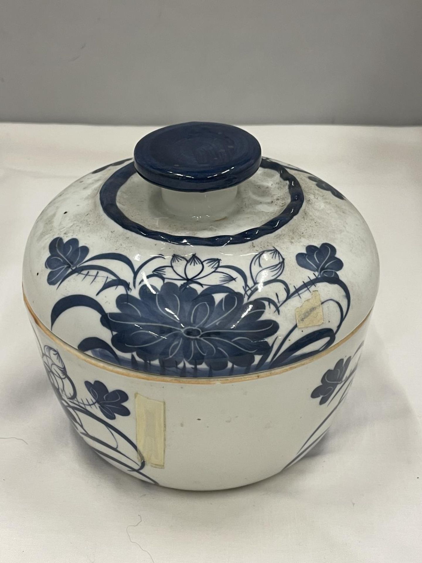 A BLUE AND WHITE ORIENTAL STYLE LIDDED POT - Image 2 of 5