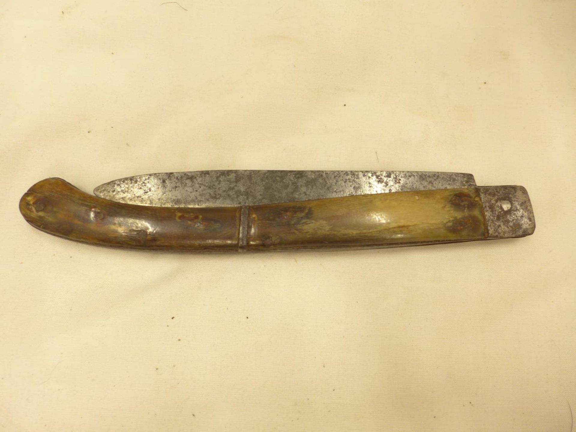 A VINTAGE FOLDING KNIFE WITH HORN GRIP, 14CM BLADE - Image 11 of 11