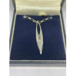 A SILVER NECKLACE WITH DROP PENDANT IN A PRESENTATION BOX