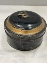 A VINTAGE SPICE TIN WITH INTEGRATED GRATER