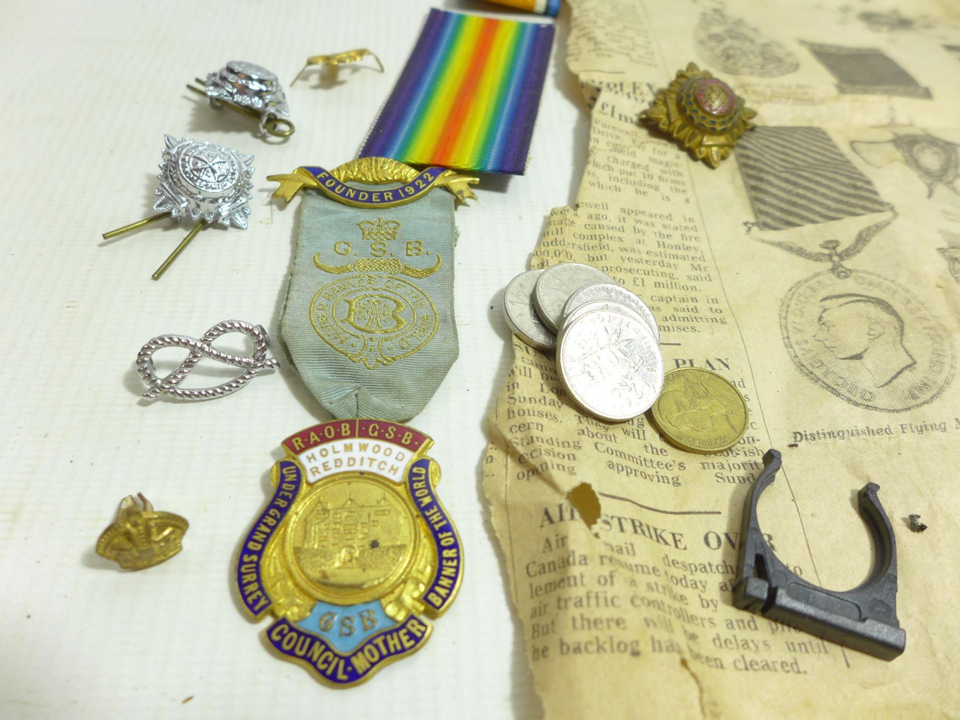 A COLLECTION OF MILITARY BADGES, MEDAL RIBBONS, HORSE BRASSSES ETC - Image 4 of 4