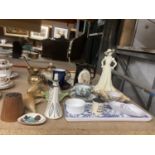 A QUANTITY OF CERAMICS TO INCLUDE A RETRO CRUET SET, A FIGURINE, JUGS, CHINESE CUP AND SAUCER, ETC