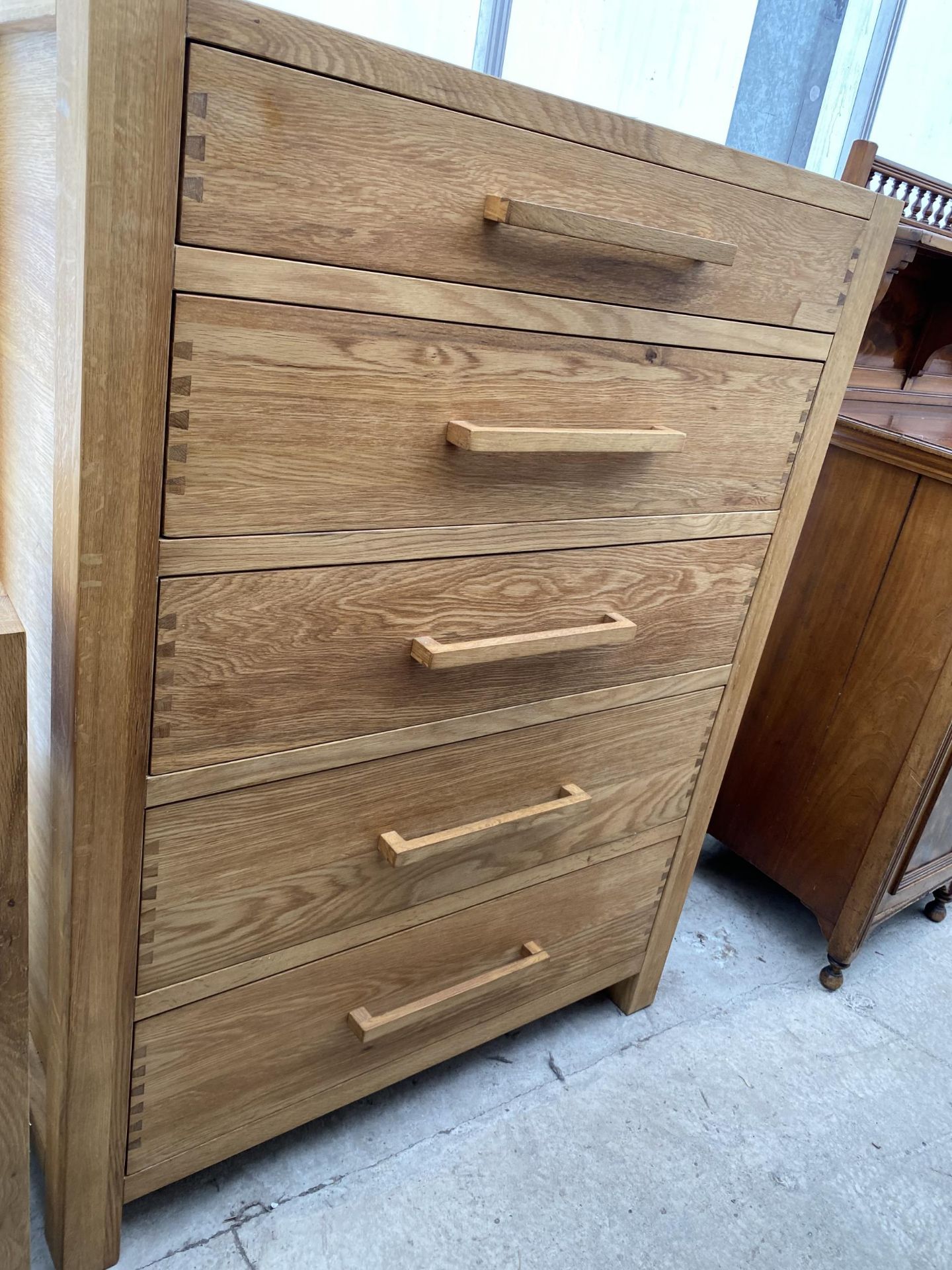 A MODERN OAK CHEST OF FIVE DRAWERS 35.5" WIDE - Image 2 of 5