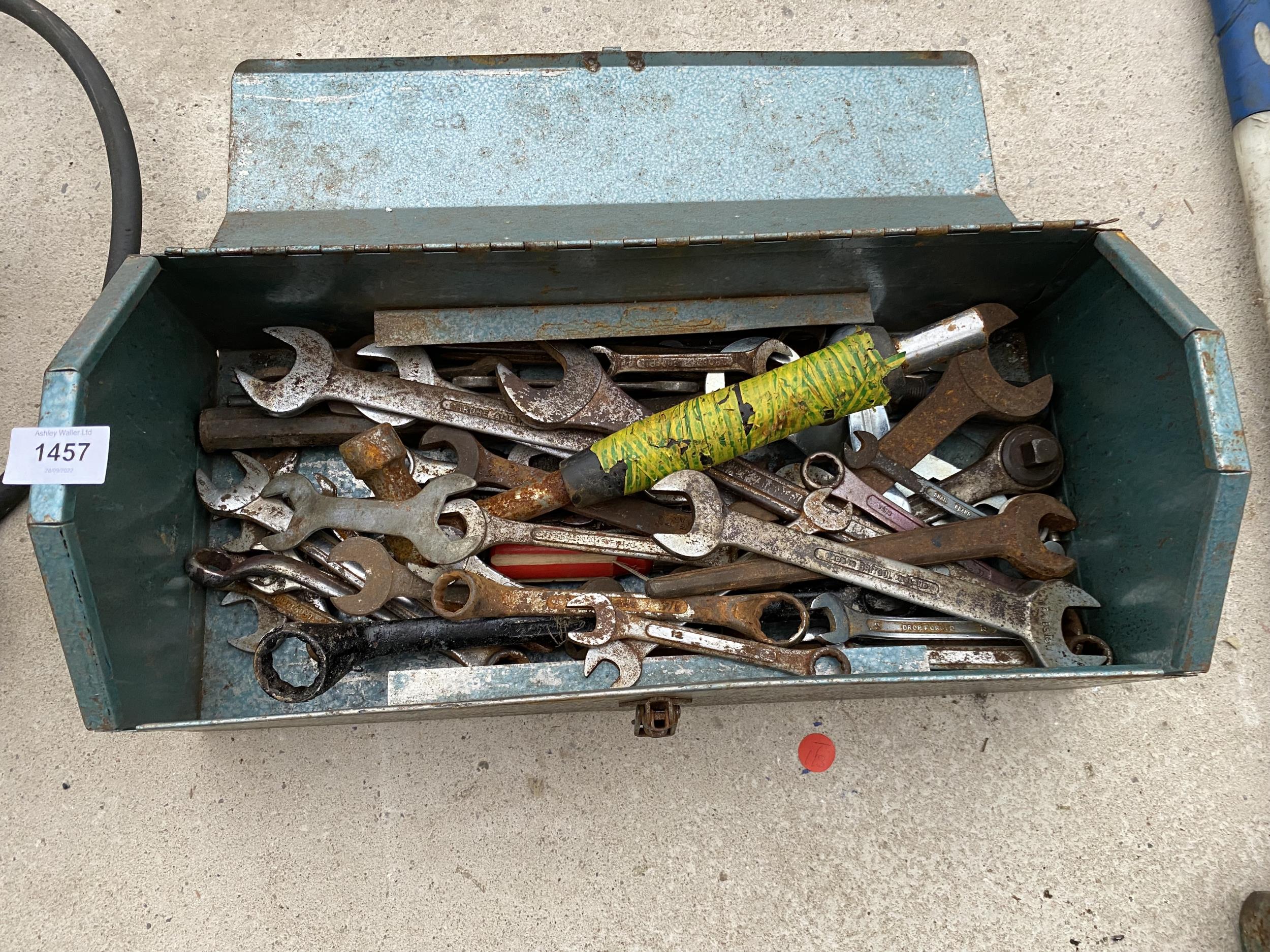 A METAL TOOL BOX CONTAINING A LARGE ASSORTMENT OF SPANNERS - Bild 2 aus 2
