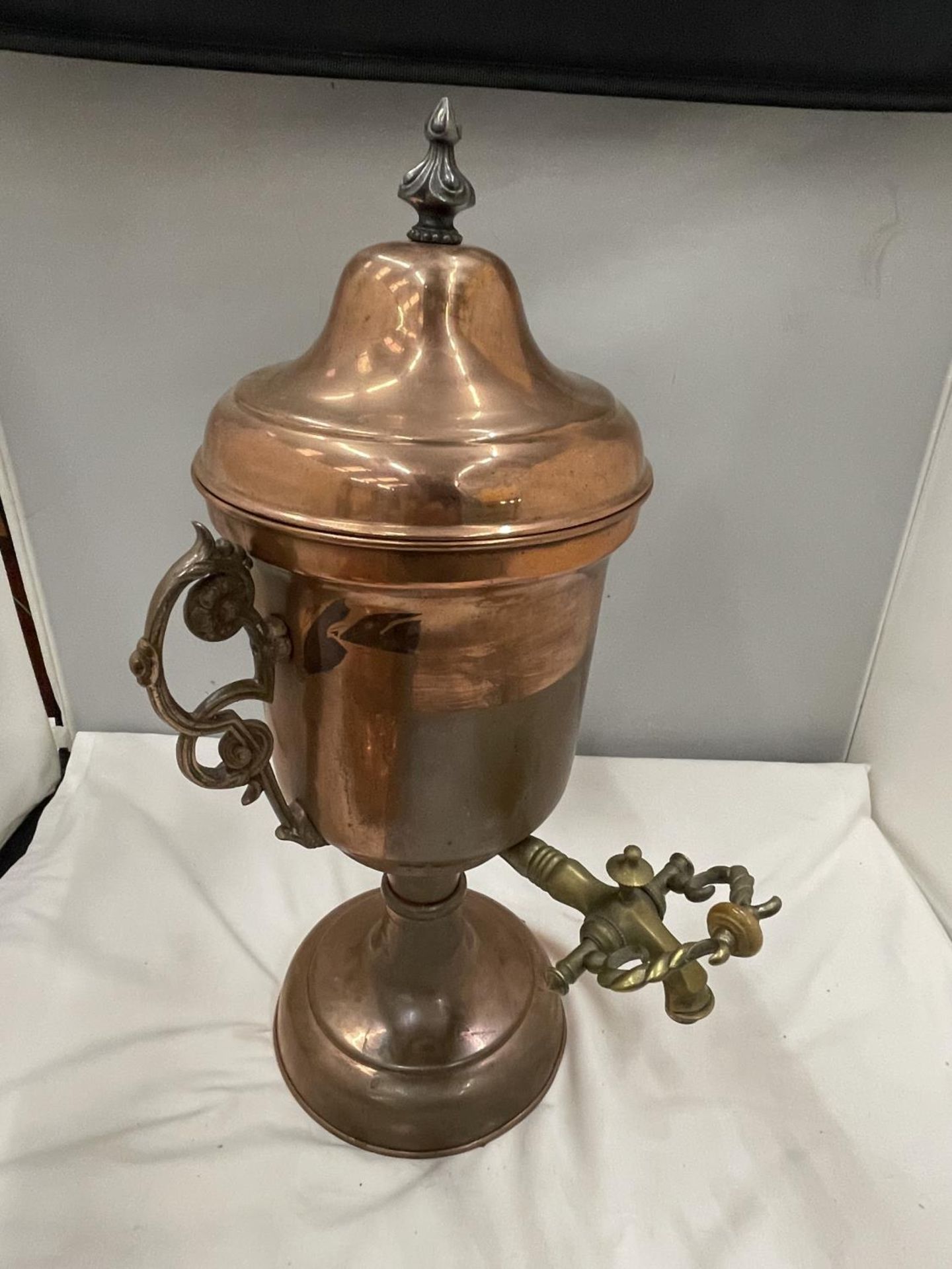 A VINTAGE COPPER AND BRASS URN WITH TAP AND A COPPER BOWL - Image 4 of 8