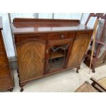 AN EDWARDIAN MAHOGANY ROPE EDGE CABINET WITH A GLAZED CENTRAL DOOR , TWO END CUPBOARDS, ON