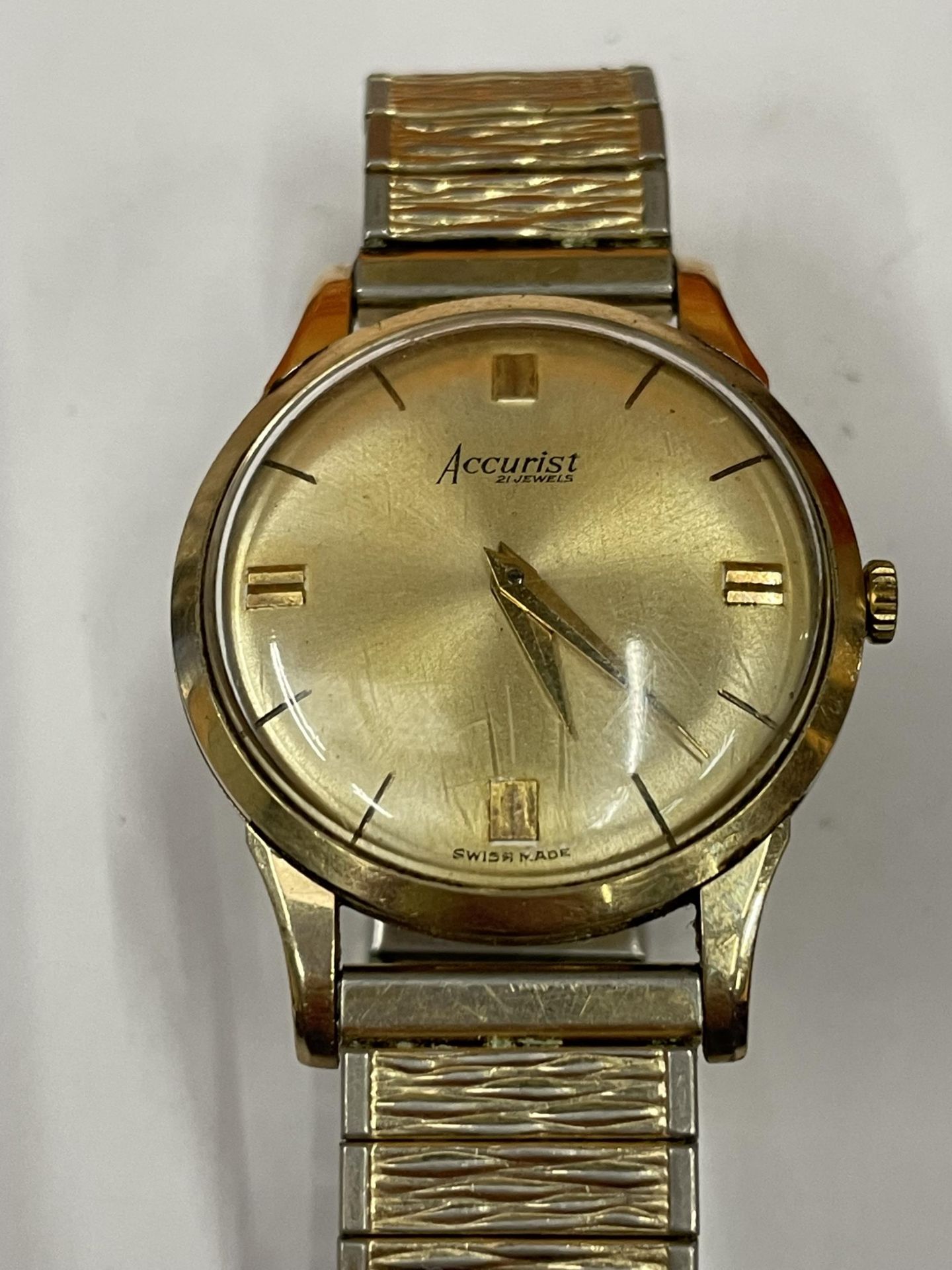 A ACCURIST 9 CARAT GOLD GENTS WRISTWRIST WITH A GOLD PLATED STRAP - Image 2 of 4