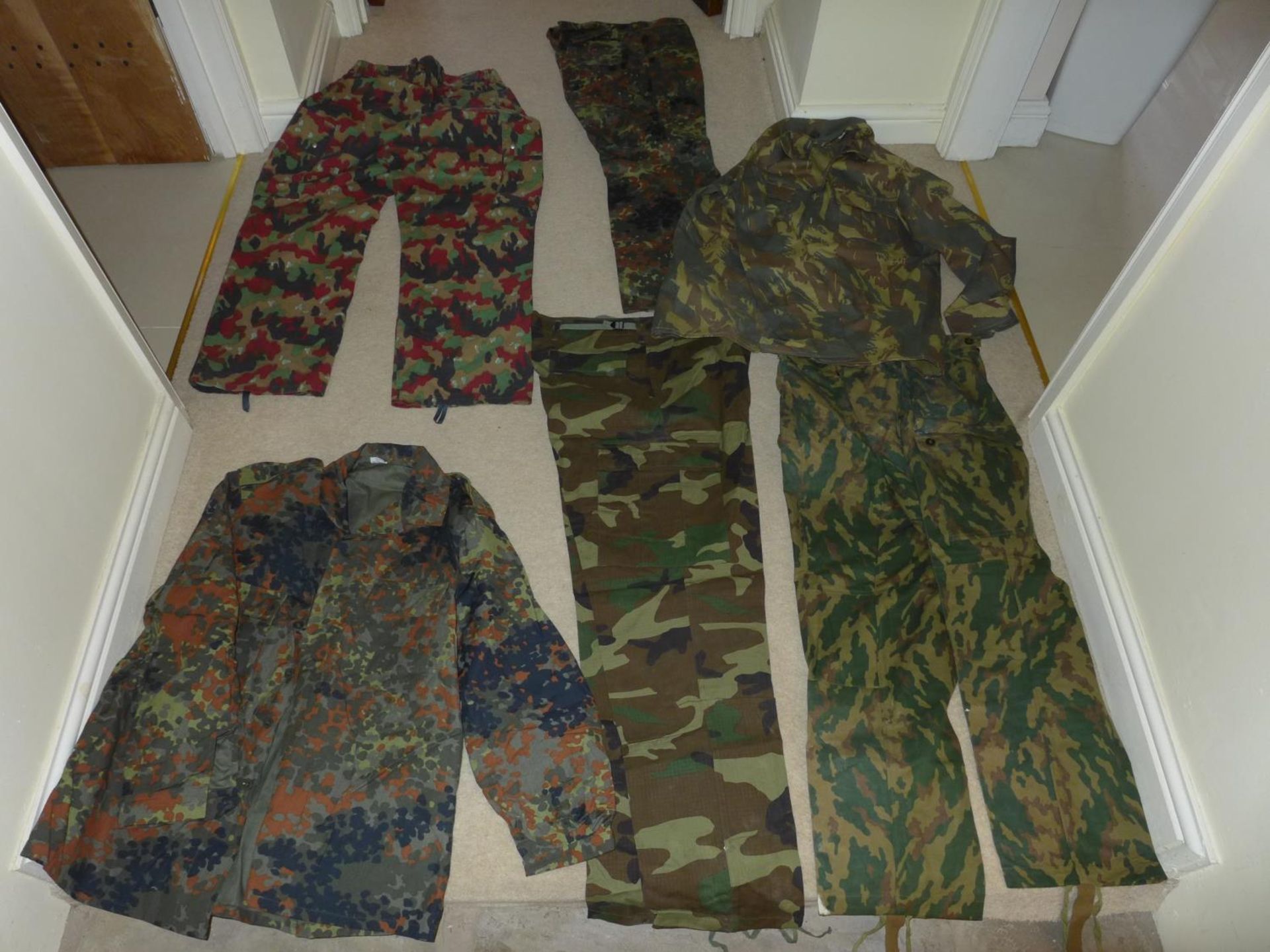 A LARGE COLLECTION OF MILITARY/SHOOTING/FISHING CLOTHING TO INCLUDE A MILITARY HELICOPTER JACKET, - Image 4 of 6