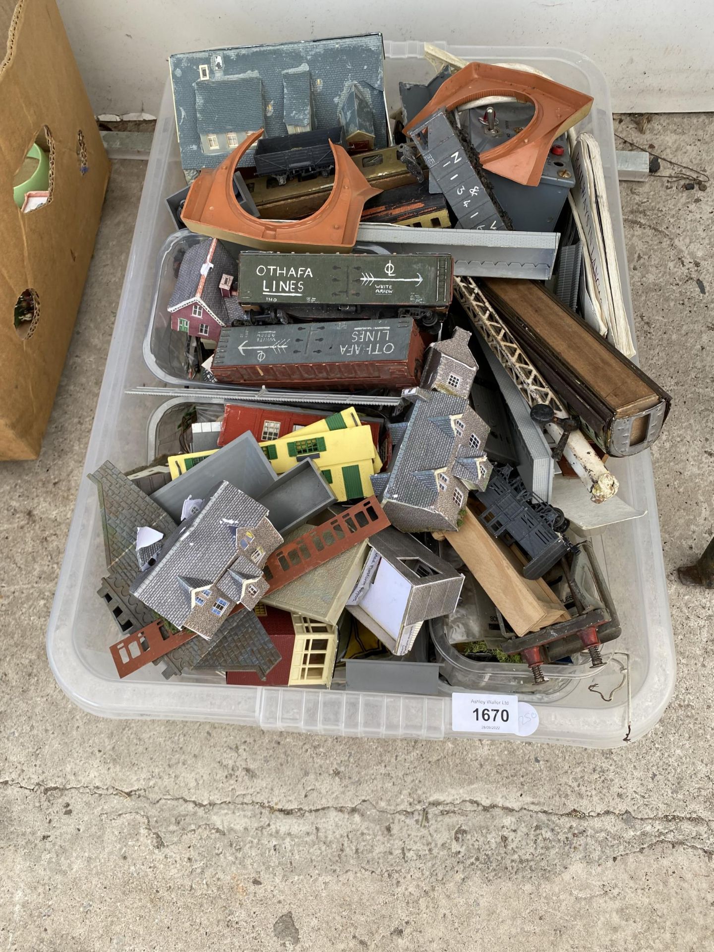 A LARGE ASSORTMENT OF MODEL RAILWAY ITEMS