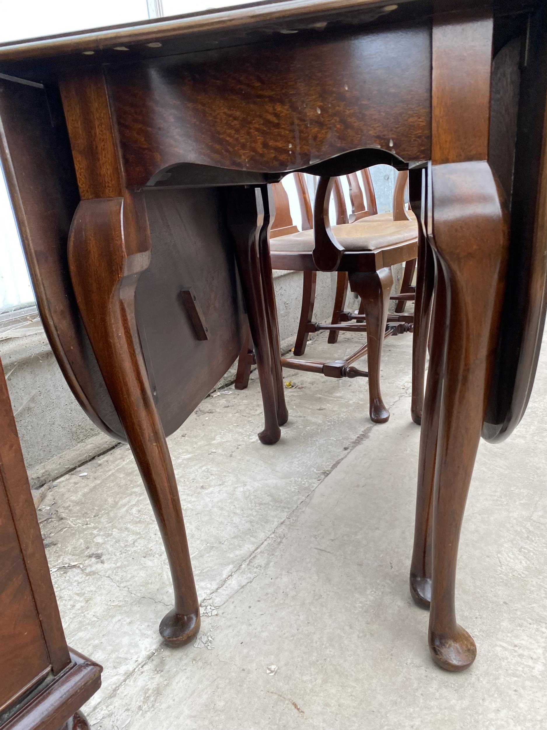 AN EDWARDIAN GATELEG DINING TABLE IN THE QUEEN ANNE STYLE ON CABRIOLE LEGS 69.5" X 36" OPENED - Image 3 of 5