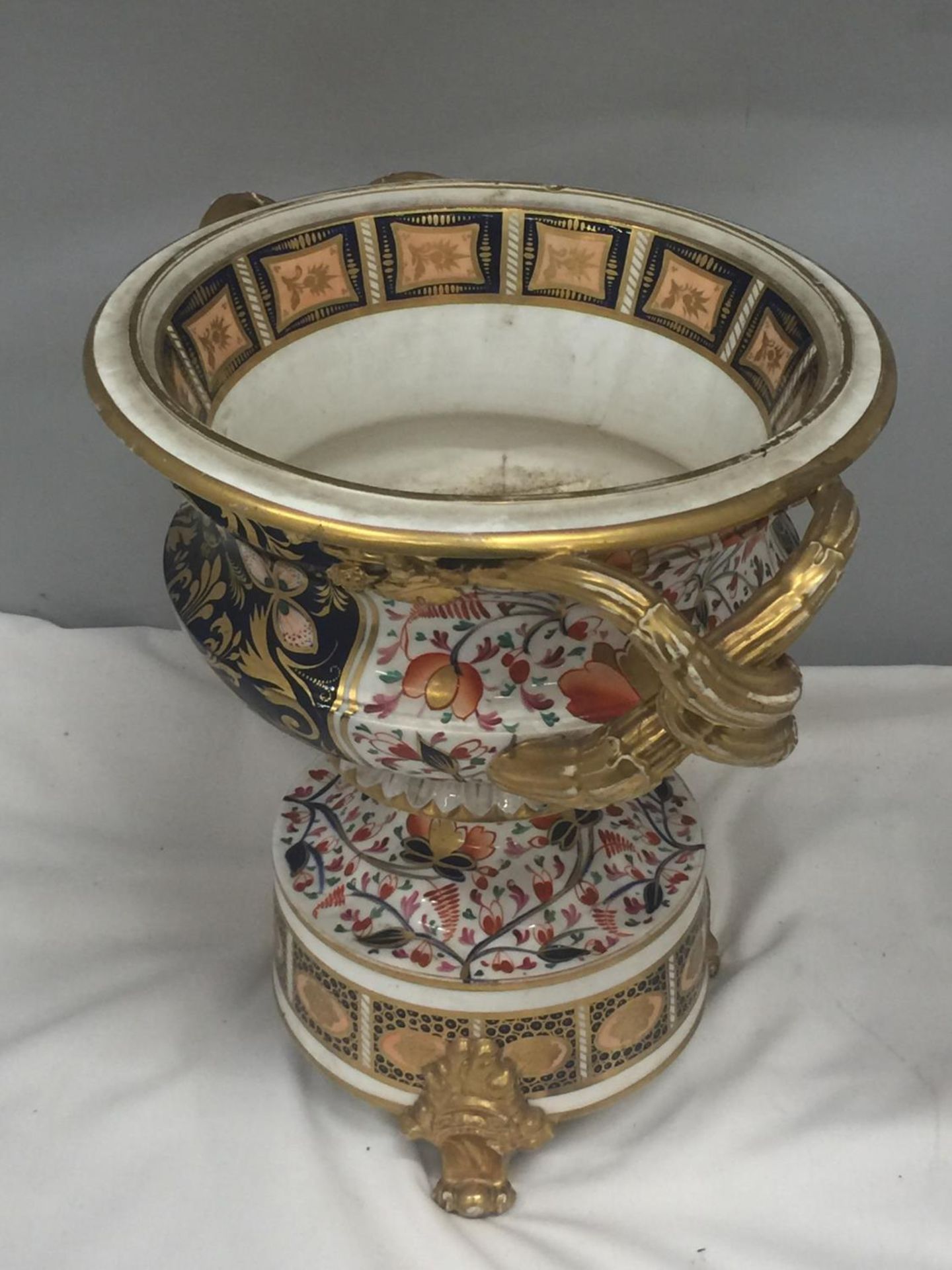 A MID 19TH CENTURY PORCELAIN CAMPANA SHAPED URN ON STAND WITH ELABORATE GILT DECORATION, HEIGHT 32CM - Image 2 of 4