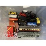 A QUANTITY OF 00 GAUGE MODEL RAILWAY ITEMS TO INCLUDE TRACK, LOCOMOTIVES, CARRIAGES, WAGONS, ETC