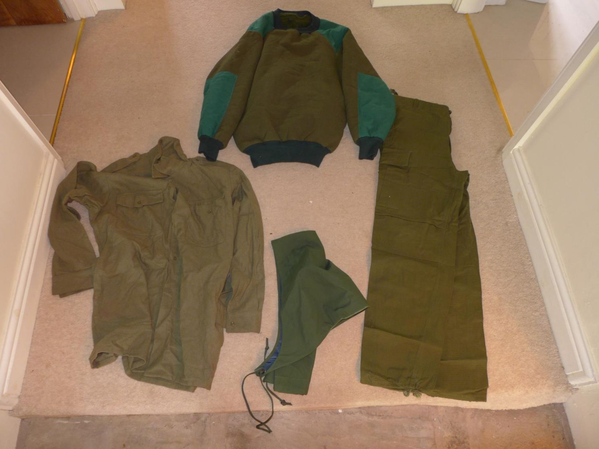 A LARGE COLLECTION OF MILITARY/SHOOTING/FISHING CLOTHING TO INCLUDE WATERPROOF JACKET, TROUSERS, - Image 5 of 5