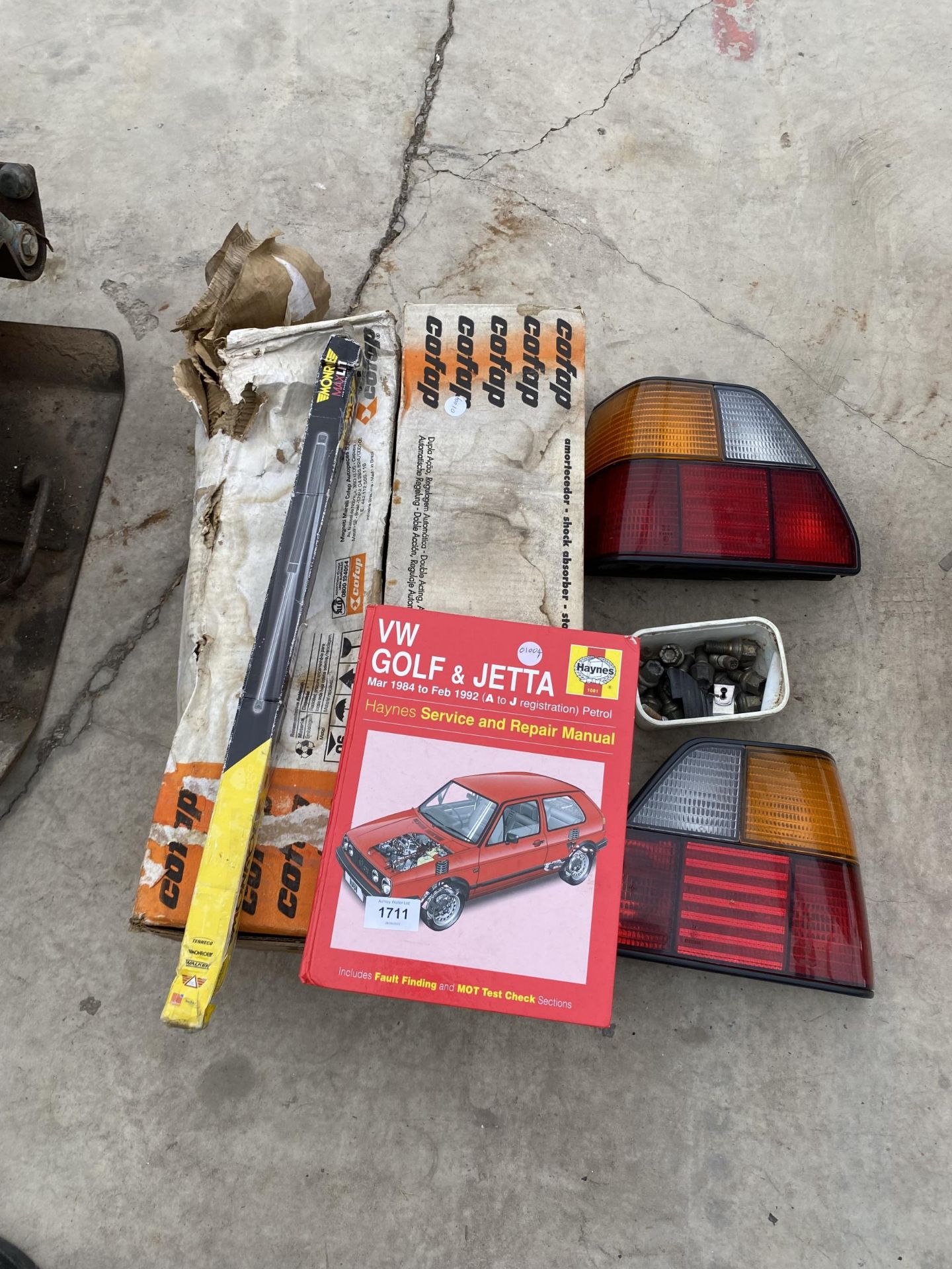 AN ASSORTMENT OF AUTOMOBILE ITEMS TO INCLUDE REAR LIGHTS, A HAYNES MANUAL AND COFAP SHOCK