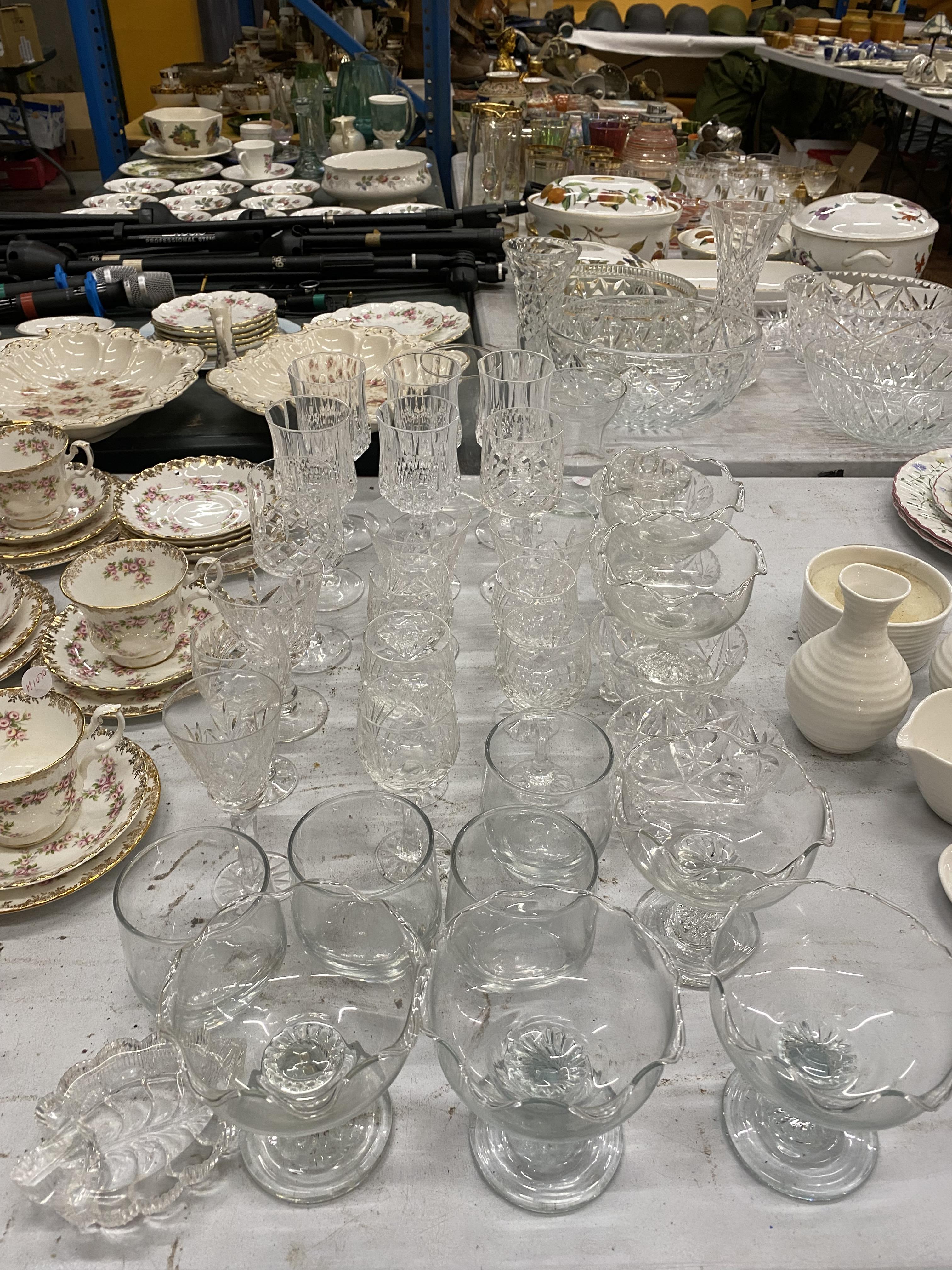 VARIDISHES ETCOUS ITEMS OF GLASSWARE TO INCLUDE GLASSES, DISHES ETC - Image 2 of 8
