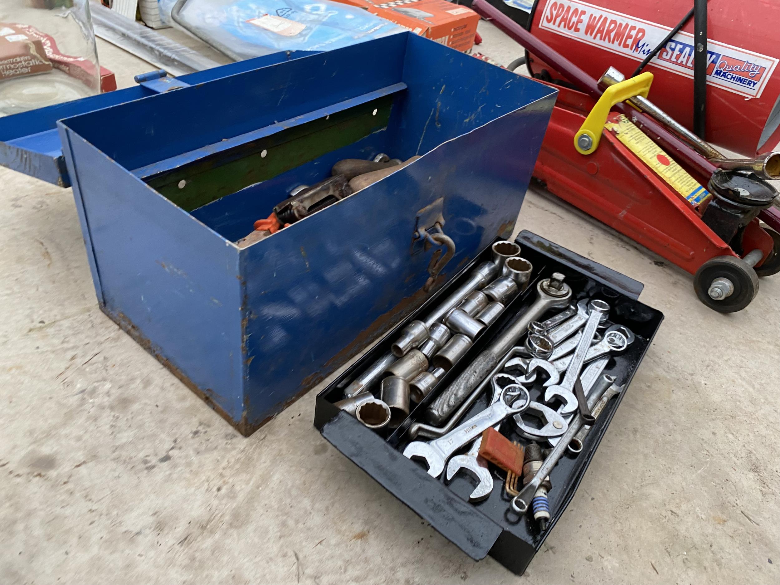 A METAL TOOL CHEST CONTAINING AN ASSORTMENT OF SPANNERS, SOCKETS AND FILES ETC - Bild 2 aus 2