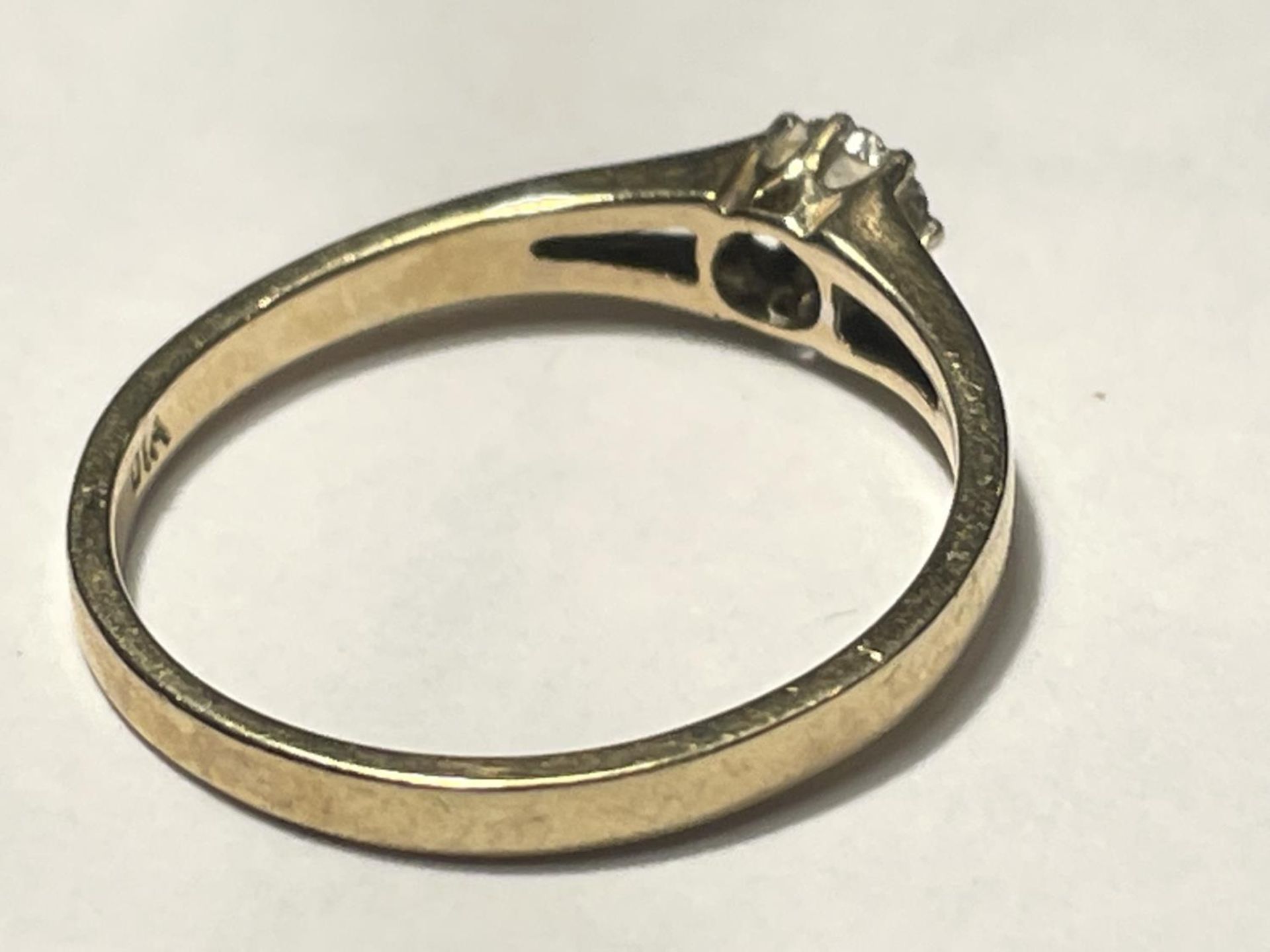 A 9 CARAT GOLD RING WITH A CENTRE DIAMOND SIZE N/O - Image 3 of 7