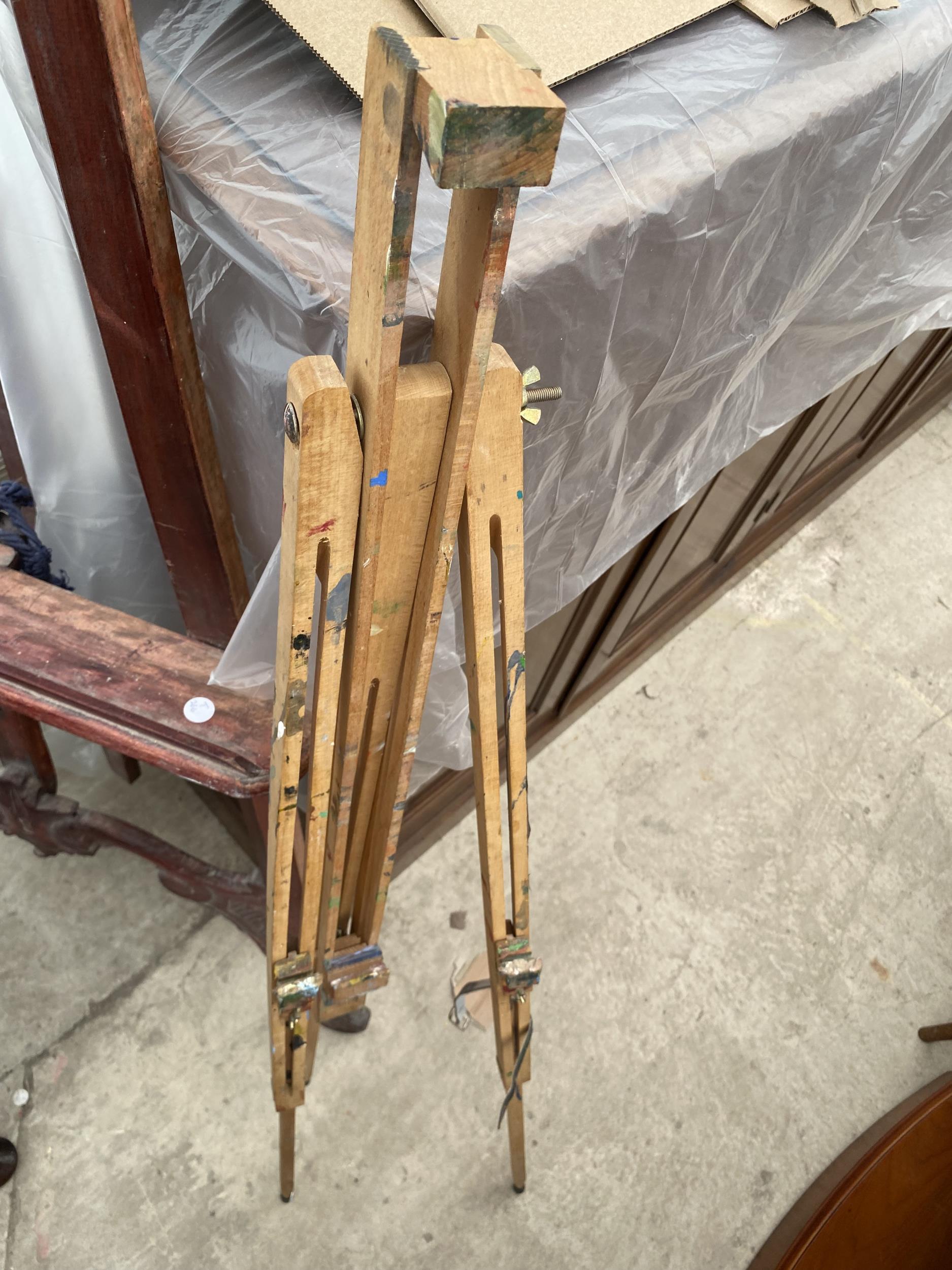 A VICTORIAN STYLE EASEL AND A SMALL MODERN EASEL - Bild 4 aus 6