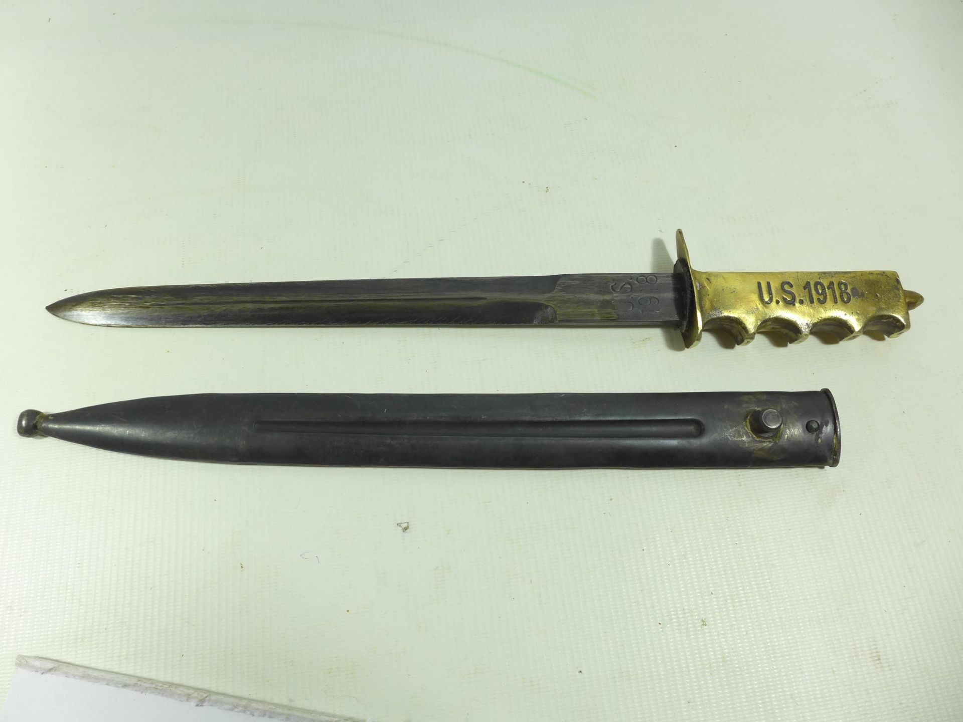 A BRASS GRIPPED FIGHTING KNIFE AND SCABBARD, 29.5CM BLADE