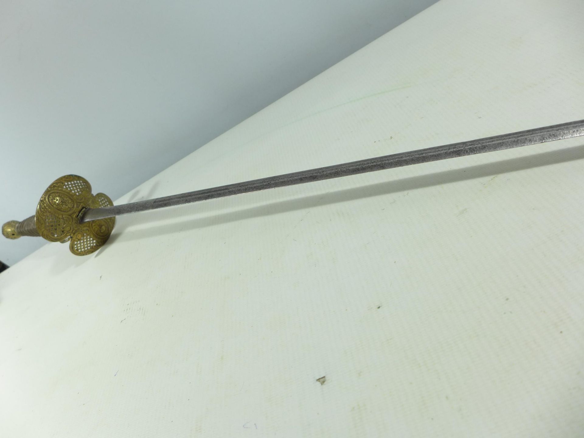A LATE 18TH/EARLY 19TH CENTURY SMALLSWORD, 73CM BLADE, PIERCED BRASS GUARD, WHITE METAL GRIP, A/F - Image 4 of 5