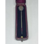 A SILVER AND GOLD PIN BROOCH IN A PRESENTATION BOX