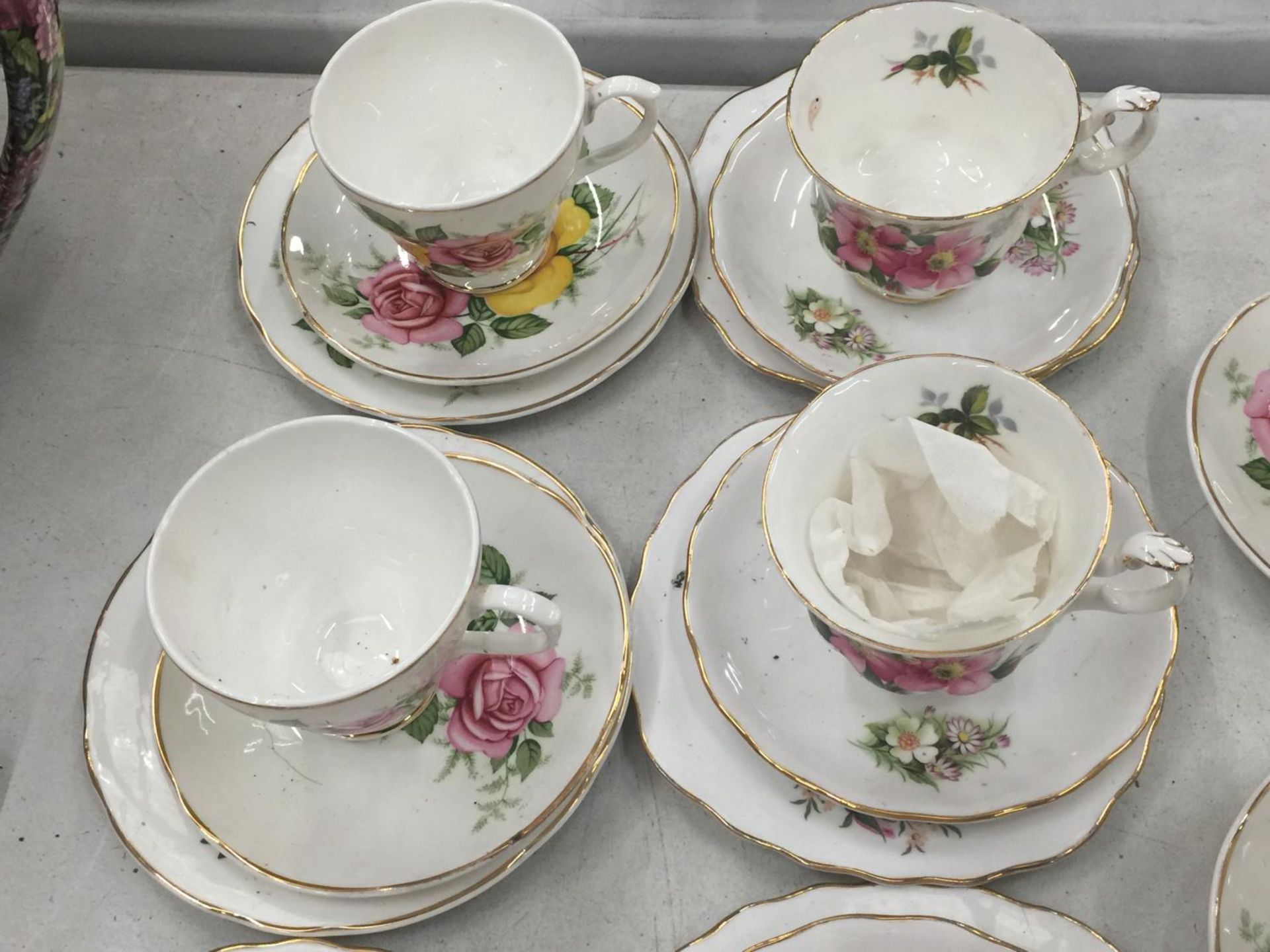 A QUANTITY OF CHINA CUPS, PLATES AND SAUCERS TO INCLUDE ROYAL ALBERT 'PRARIE ROSE', SHERIDAN, ETC - Image 6 of 7