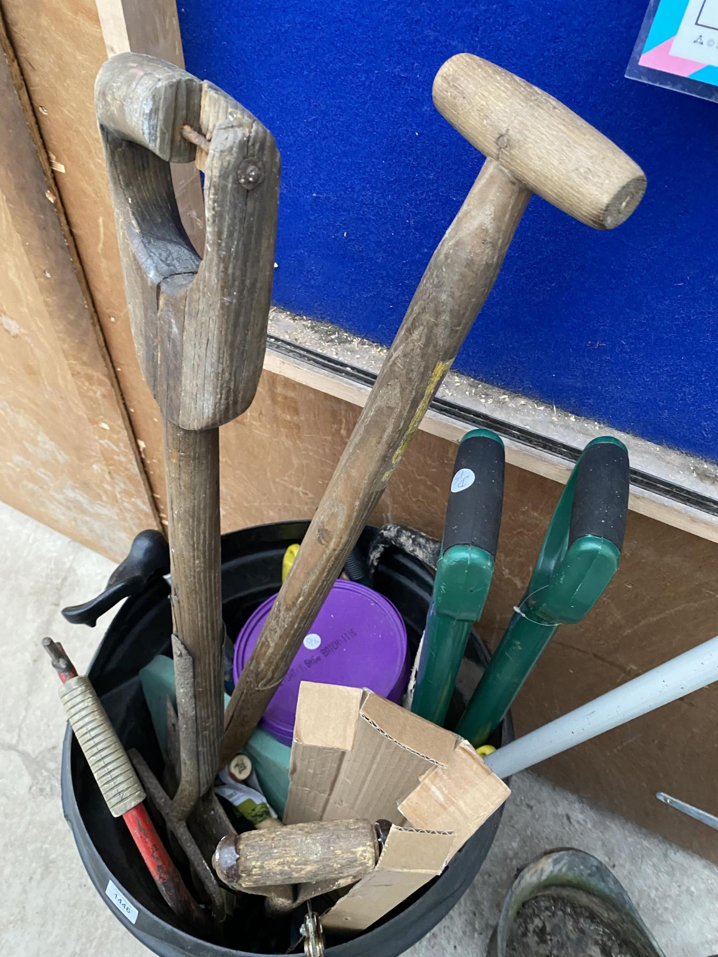 A DUSTBIN CONTAINING A LARGE QUANTITY OF TOOLS TO INCLUDE SAWS AND SPADES ETC - Image 3 of 4
