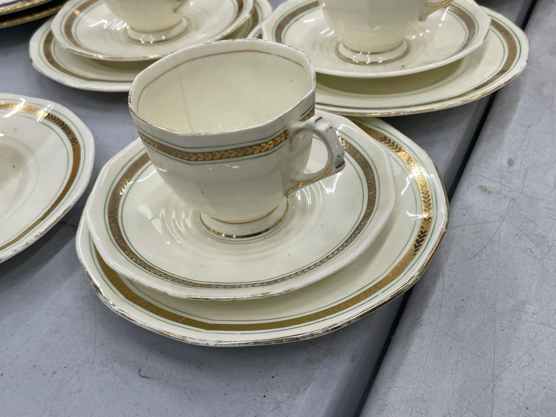 SIX TUSCAN CHINA PLANT CUPS, SAUCERS AND SIDE PLATES PLUS A QUANTITY OF COLLECTABLE PLATES TO - Image 6 of 7