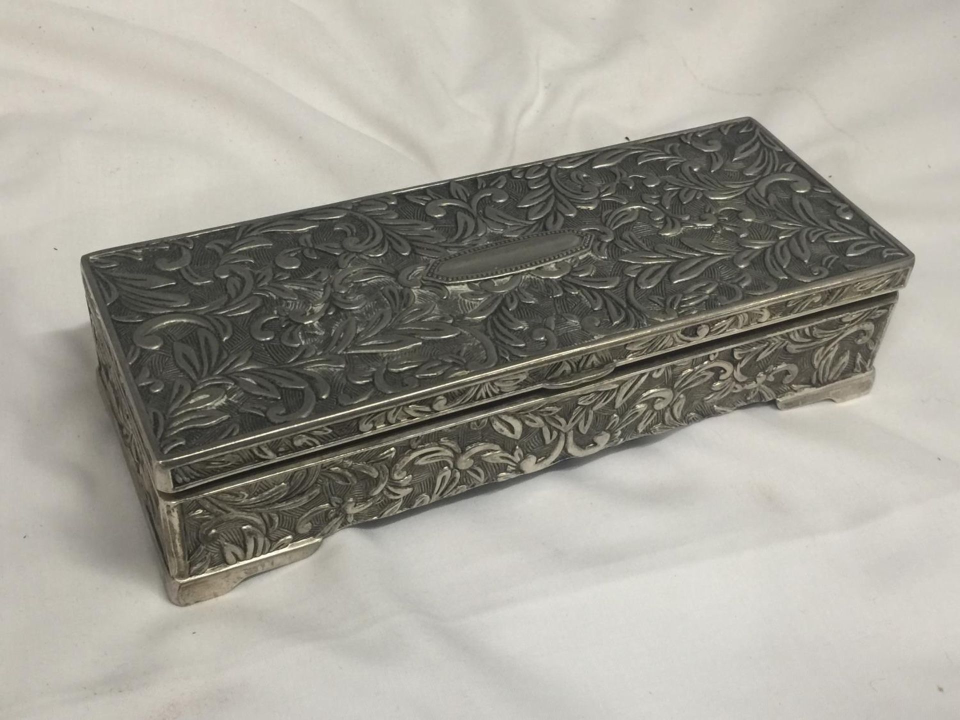 A SILVER PLATED JEWELLERY BOX WITH EMBOSSED DETAIL TO INCLUDE A QUANTITY OF COSTUME JEWELLERY - Image 5 of 5