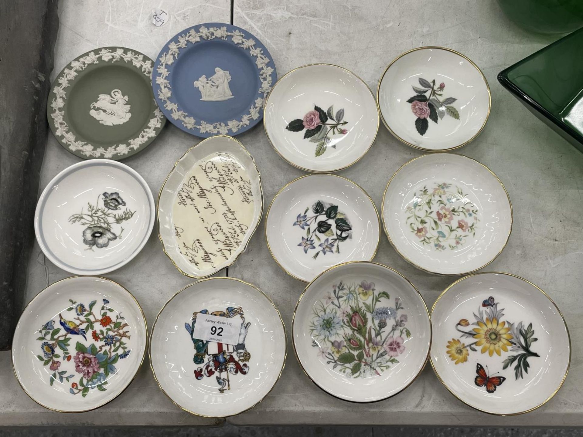 A QUANTITY OF TRINKET/PIN DISHES TO INCLUDE WEDGWOOD, COALPORT, AYNSLEY, ETC