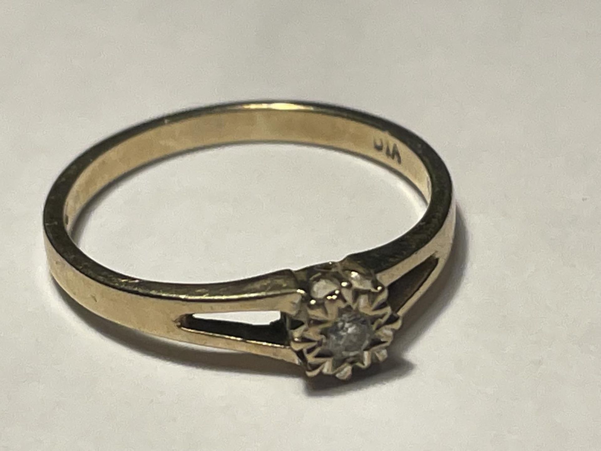 A 9 CARAT GOLD RING WITH A CENTRE DIAMOND SIZE N/O