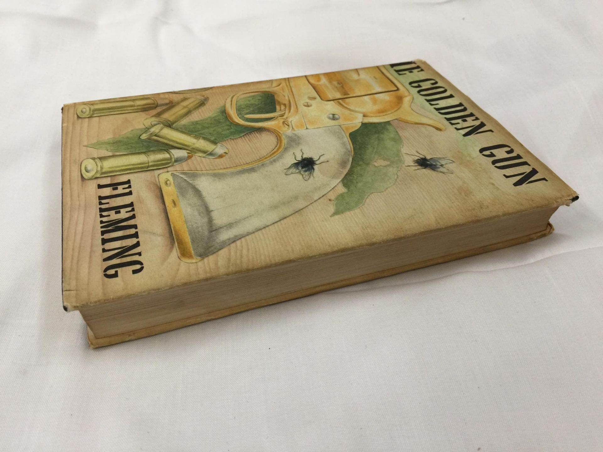 A FIRST EDITION JAMES BOND NOVEL - THE MAN WITH THE GOLDEN GUN BY IAN FLEMING, HARDBACK WITH DUST - Image 4 of 11