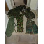 A LARGE COLLECTION OF MILITARY/SHOOTING/FISHING CAMOUFLAGE UNIFORMS AND A U.S. KIT BAG