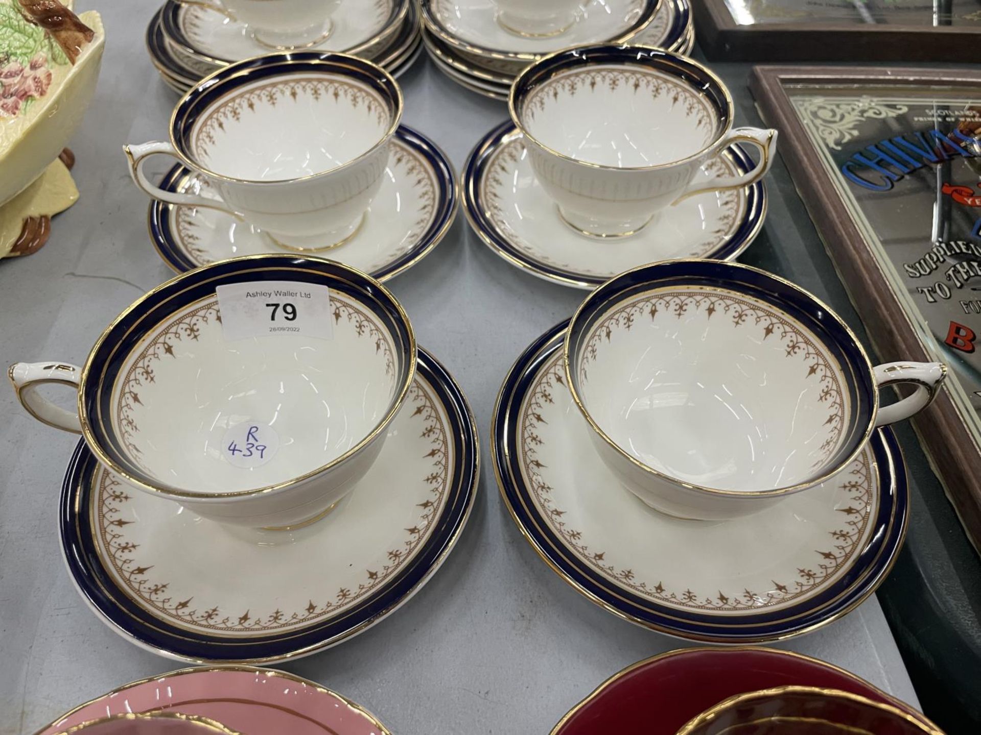 A QUANTITY OF AYNSLEY TEAWARE TO INCLUDE 'LEIGHTON' CUPS, SAUCERS, SIDE PLATES, CAKE PLATE SUGAR - Image 3 of 6