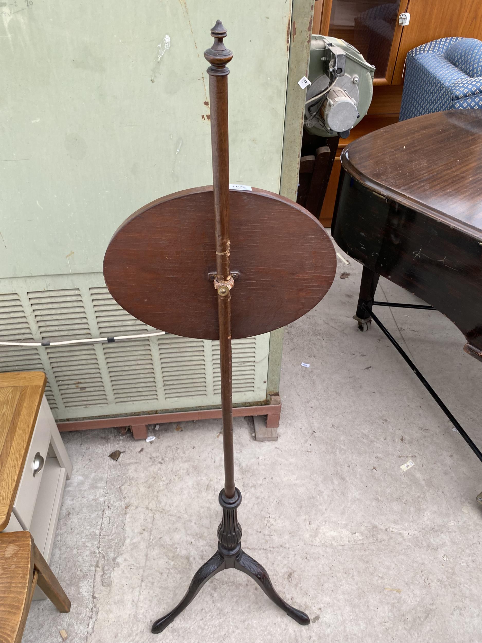 A VICTORIAN MAHOGANY POLE SCREEN WITH OVAL SILKWORK PANEL AND TRIPOD BASE - Bild 5 aus 5