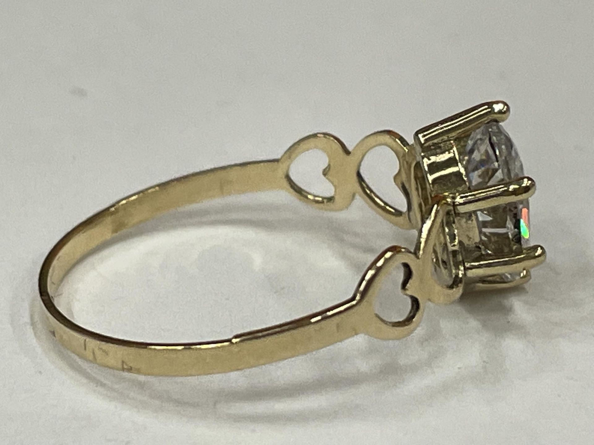 A HALLMARKED 9CT GOLD RING WITH A CUBIC ZIRCONIA STONE SIZE O IN A PRESENTATION BOX - Image 3 of 4