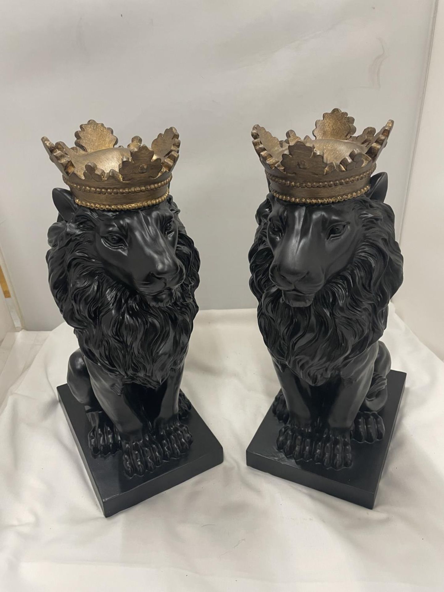 A LARGE PAIR OF DECORATIVE BLACK LIONS WITH GOLD CROWNS HEIGHT 36CM - Image 5 of 5