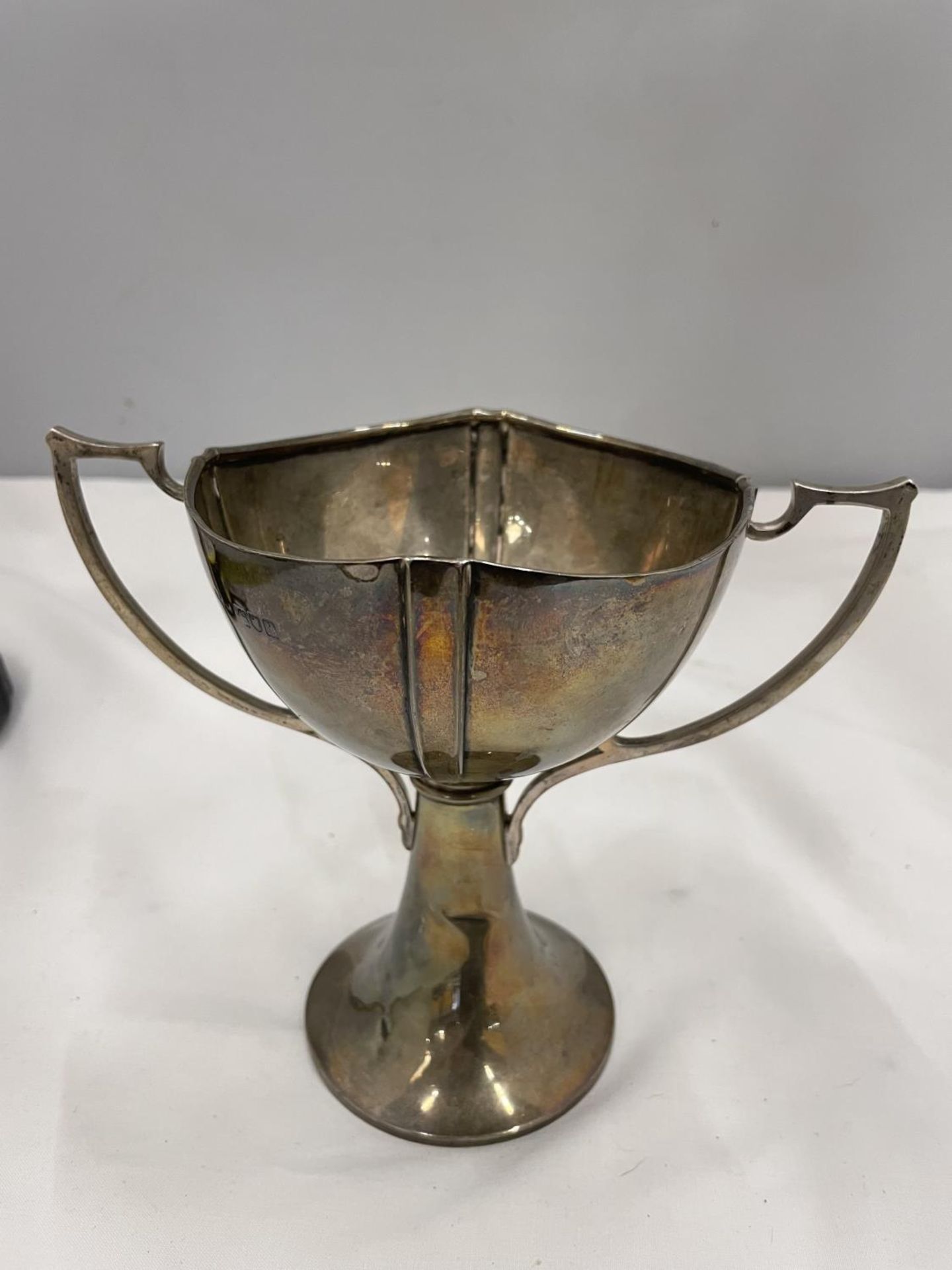 A HALLMARKED LONDON SILVER TWIN HANDLED CUP GROSS WEIGHT 227 GRAMS ENGRAVED S V L H CAMP 1913 - Image 2 of 5