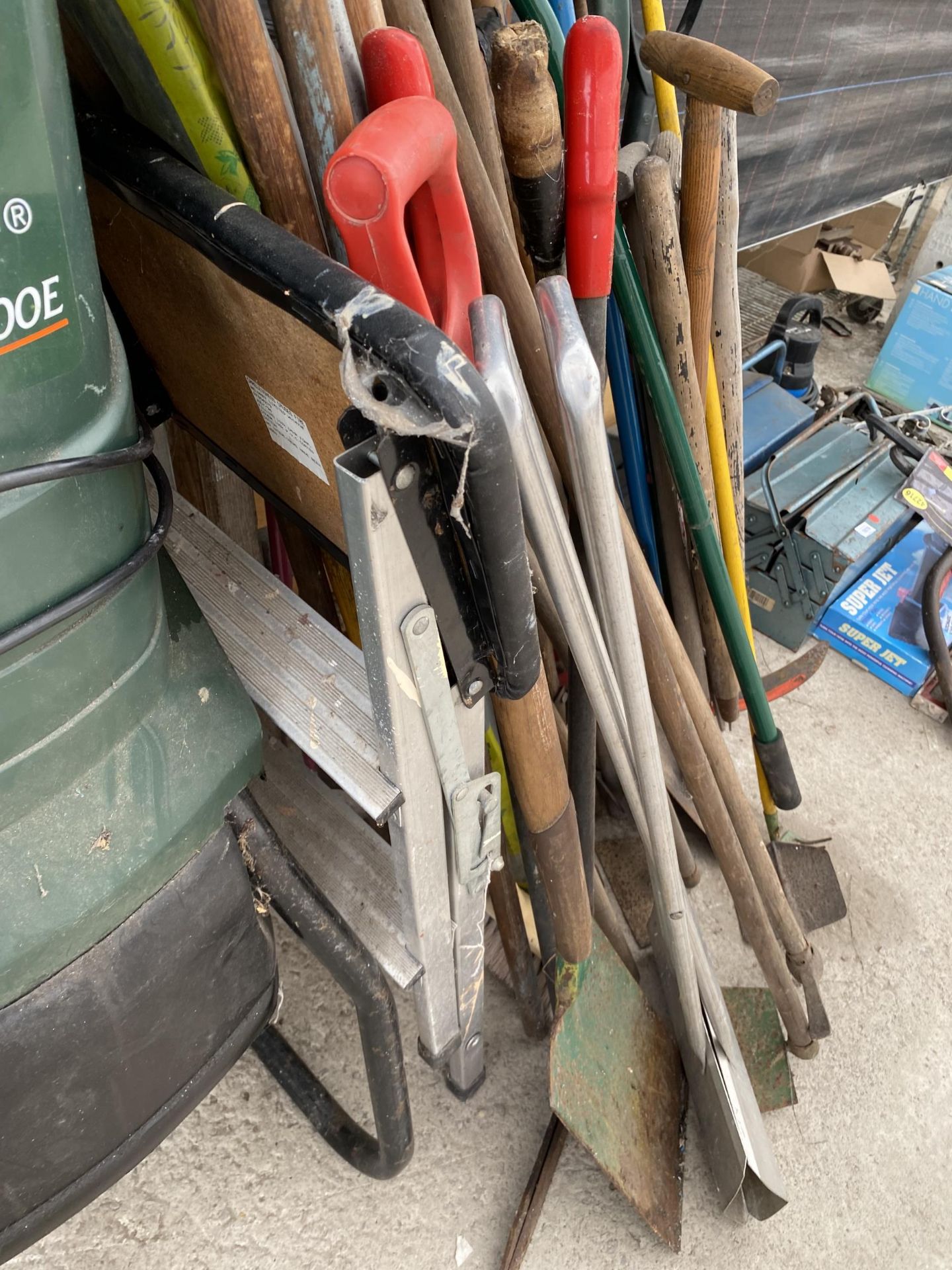 A LARGE QUANTITY OF GARDEN TOOLS TO INCLUDE A BLACK AND DECKER SHREDDER, RAKES, SPADES AND A VINTAGE - Image 3 of 5