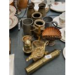 A QUANTITY OF BRASS AND PEWTER TO INCLUDE TANKARDS, VASES, ETC