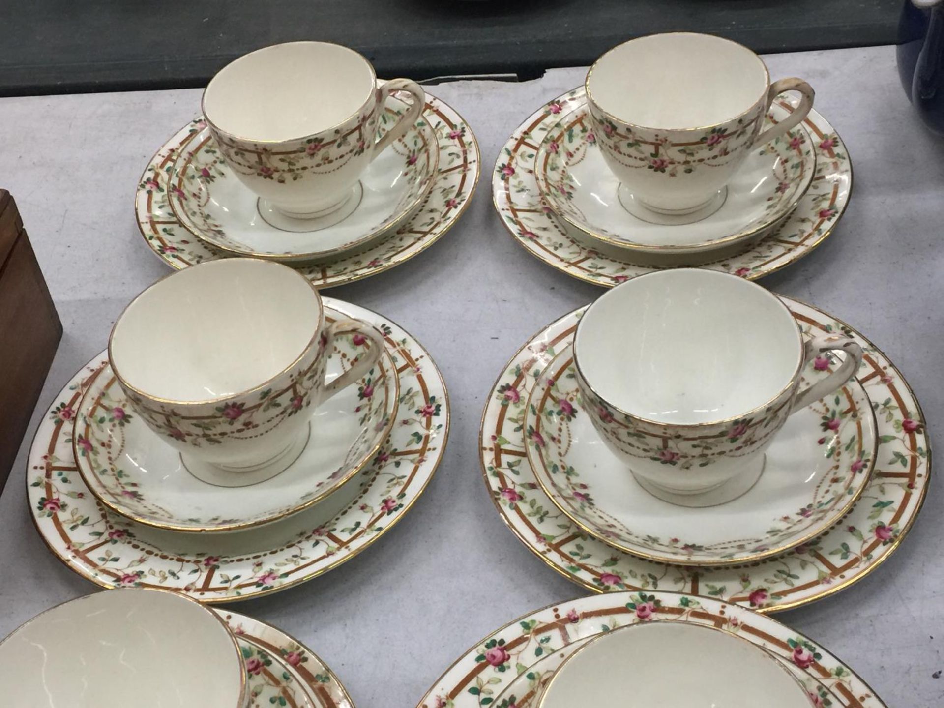 A QUANTITY OF QUEEN'S CHINA CUPS, SAUCERS AND SIDE PLATES - Image 5 of 6