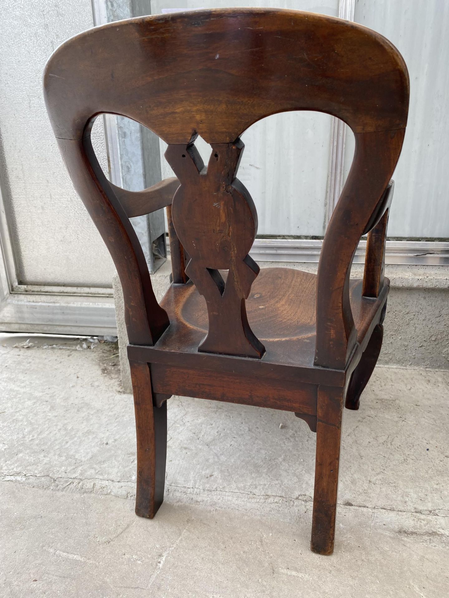 A VICTORIAN MAHOGANY CHILD'S ELBOW CHAIR WITH FRONT CABRIOLE LEGS - Image 3 of 4