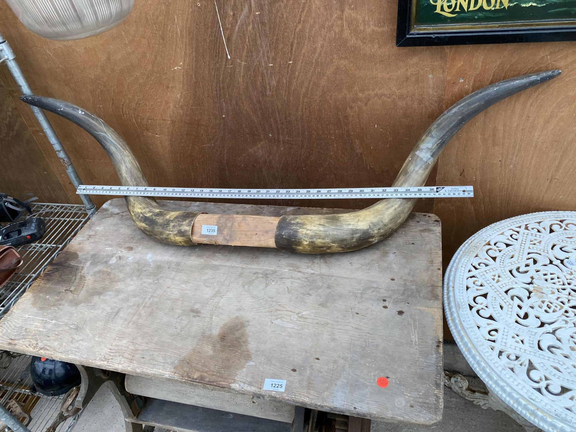 A LARGE PAIR OF DECORATIVE CATTLE HORNS - Image 4 of 5