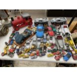 A LARGE QUANTITY OF DIE CAST AND TIN CARS AND VEHICLES TO INCLUDE MATCHBOX AND CORGI ETC