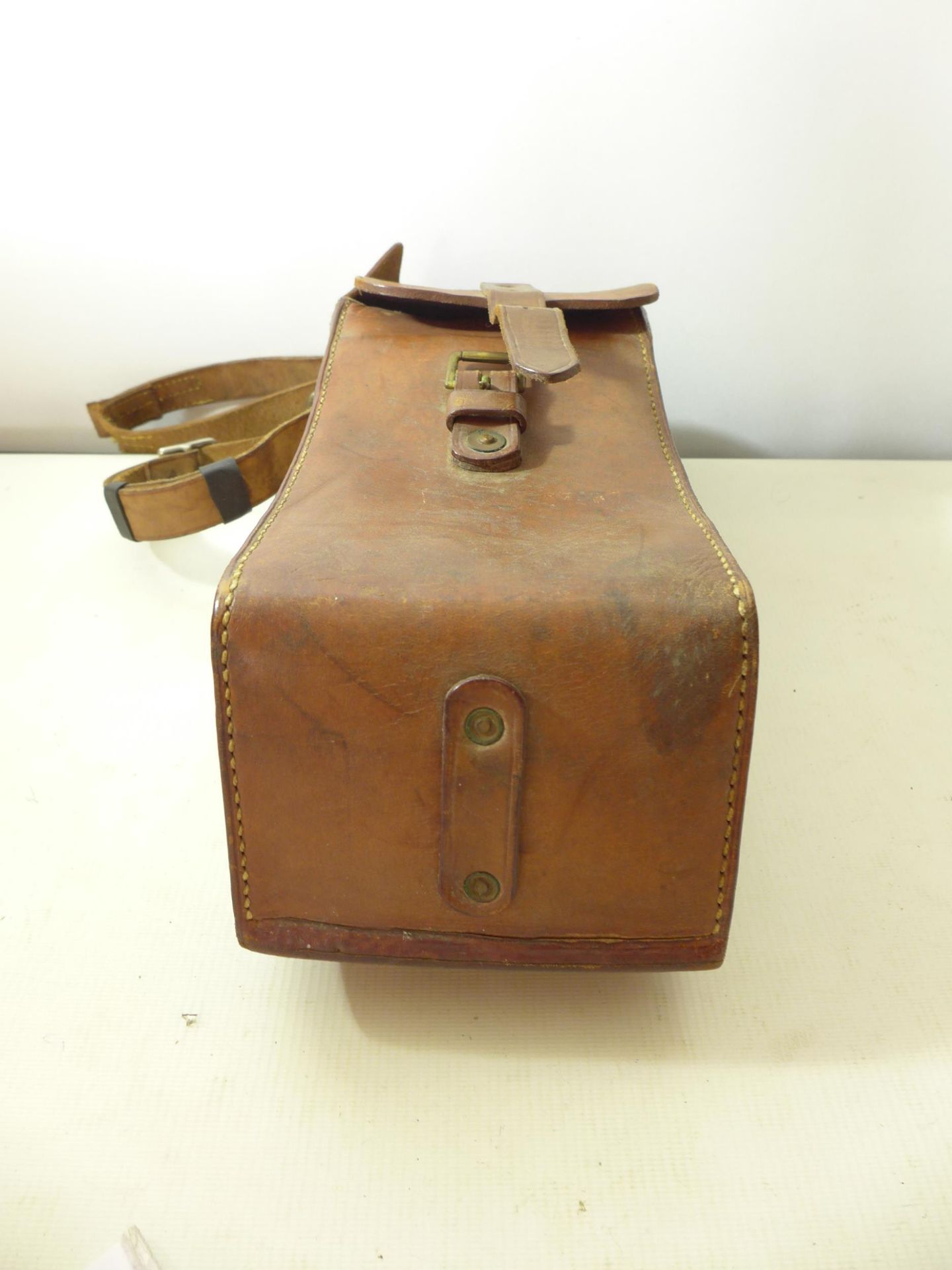 A MILITARY LEATHER MAGAZINE HOLDER, WITH FOUR COMPARTMENTS, LENGTH 37CM - Image 4 of 4